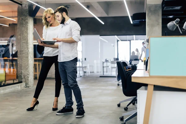 Colleagues brainstorming in the office — Stock Photo, Image