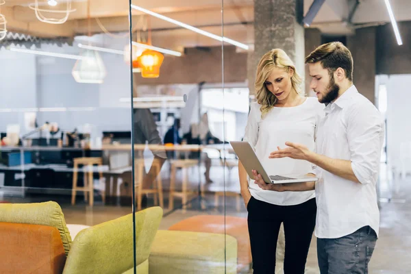 Neue Ideen mit einem Mitarbeiter besprechen — Stockfoto