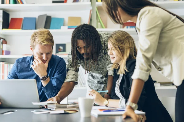 Brainstormen op een bureau — Stockfoto