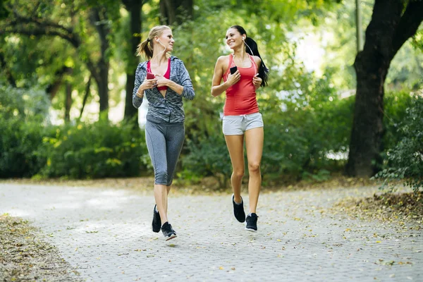 Sprawny kobiet jogging w parku — Zdjęcie stockowe