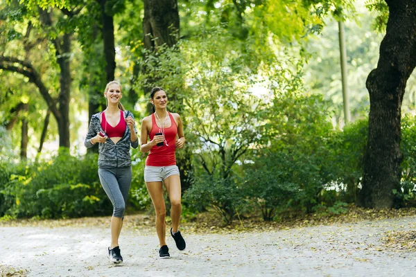 陽気な女性が公園でジョギング — ストック写真