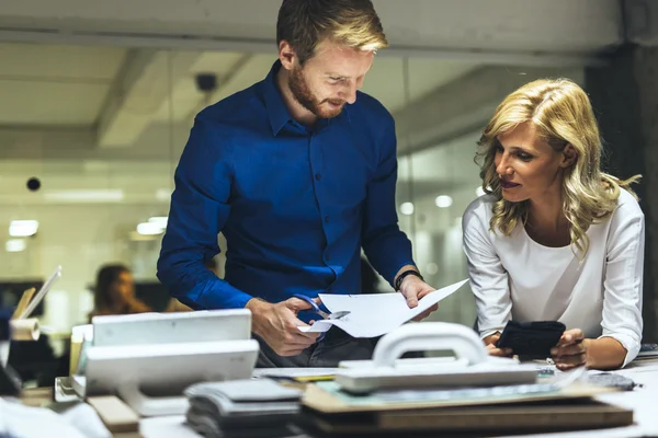 Man and women designing in studio — Stock Photo, Image