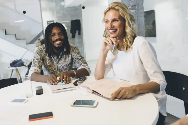 Feliz mujer de negocios en el cargo — Foto de Stock