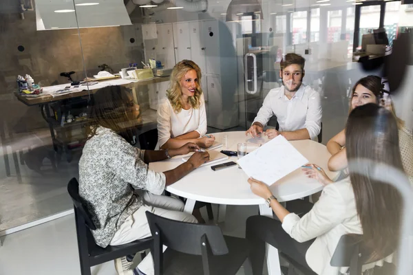 Zakelijke bijeenkomst in een mooie kantoor — Stockfoto