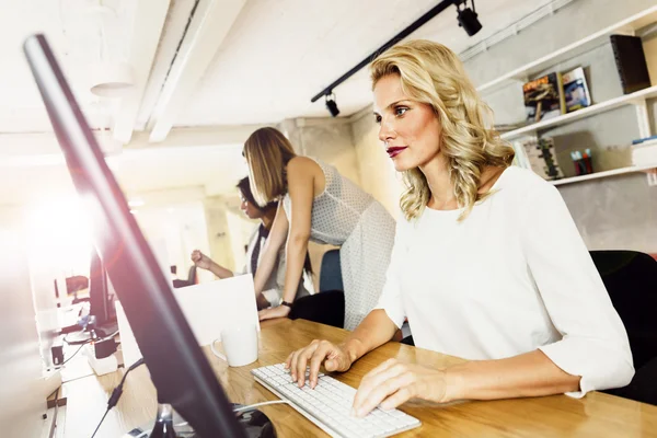 Vacker kvinna som arbetar på ett kontor — Stockfoto