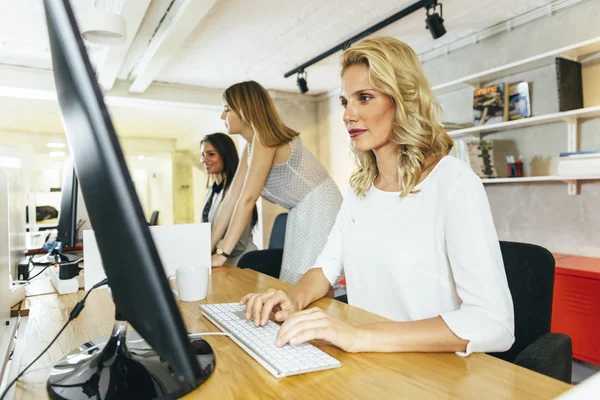 Vacker kvinna som arbetar på ett modernt kontor — Stockfoto