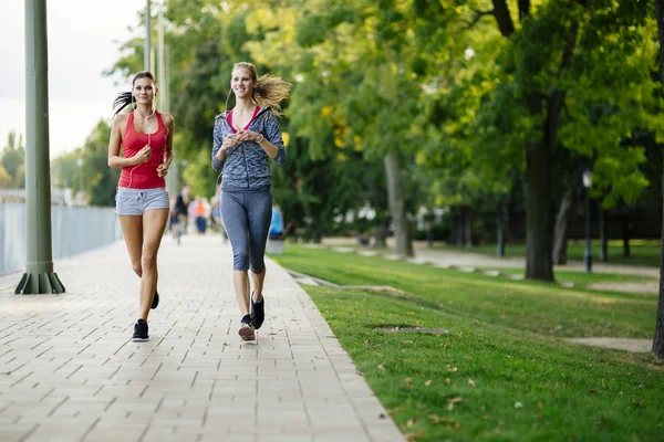Дві жінки бігають у парку — стокове фото