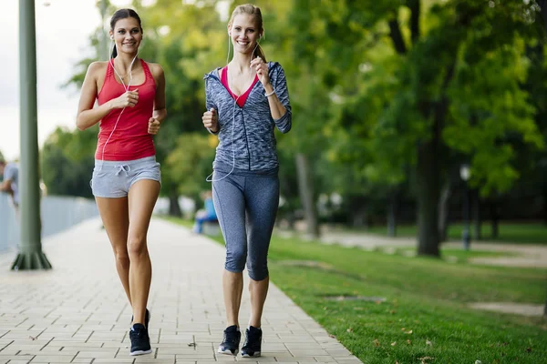 Twee vrouwen joggen in het park — Stockfoto