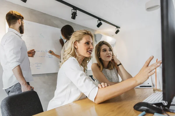 Travailleurs dans le bureau pointant vers le bureau — Photo