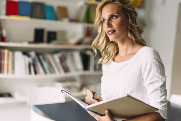 Mooie vrouw, lezen — Stockfoto