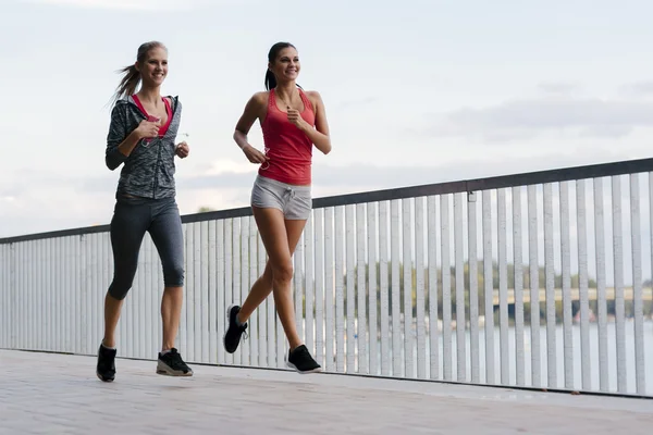 Duas mulheres desportivas a correr na cidade — Fotografia de Stock