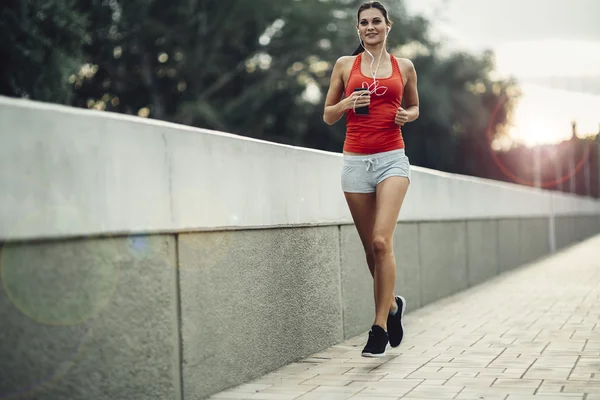 Sağlıklı kadın şehirde koşu — Stok fotoğraf