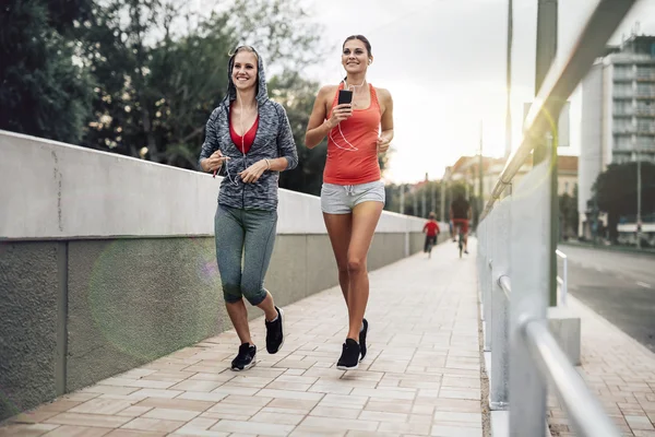 조깅으로 운동 하는 두 여자 — 스톡 사진