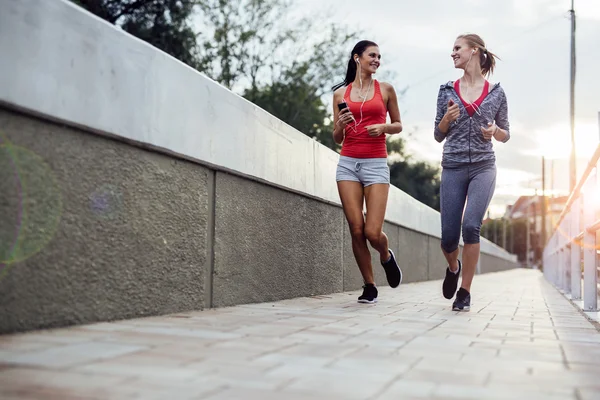 Duas mulheres se exercitando por jogging — Fotografia de Stock