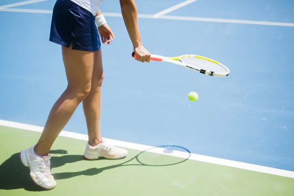 Female tennis player serving — Stock Photo, Image