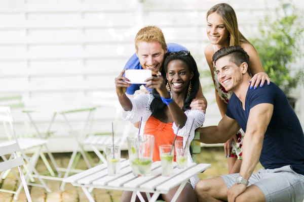 Amigos tomando selfies em um dia de verão — Fotografia de Stock