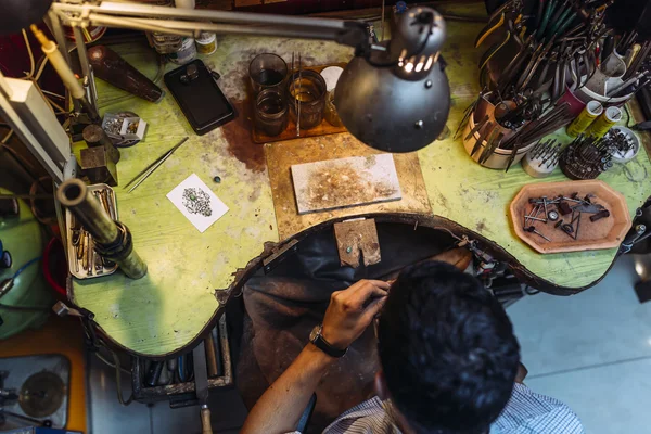 Rzemieślnik pracuje nad stół warsztatowy — Zdjęcie stockowe