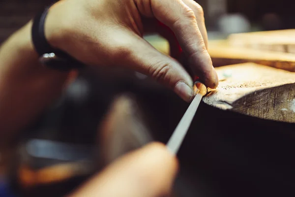 Jeweler crafting jewelry — Stock Photo, Image