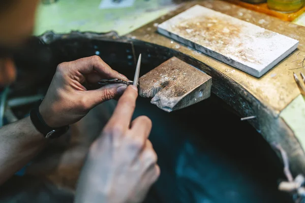 Goldschmiedin arbeitet und fertigt Schmuck — Stockfoto