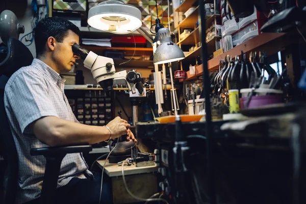 Precision work carried out by jeweler — Stock Photo, Image