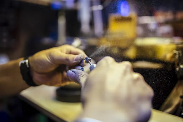 Deeltjes vliegen in de lucht tijdens het werken — Stockfoto