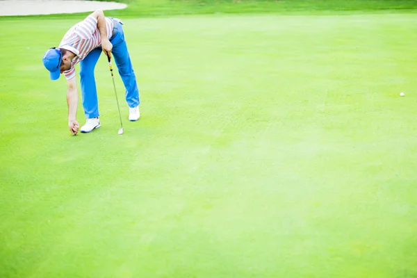 Golfové hráče opravovat divot — Stock fotografie