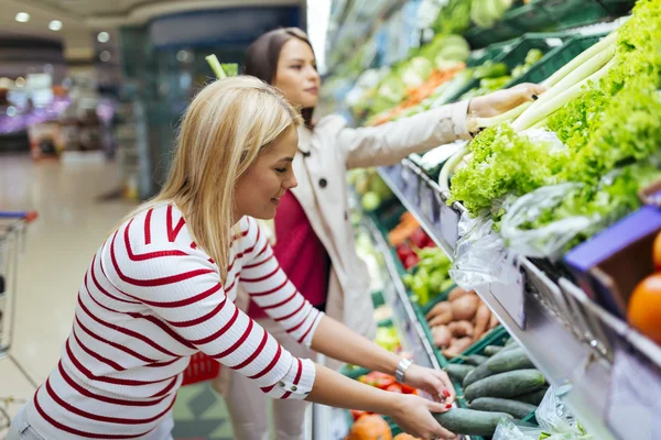 女性の野菜や果物をショッピング — ストック写真