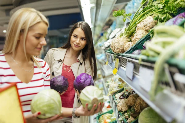 Frauen kaufen Gemüse und Obst ein — Stockfoto