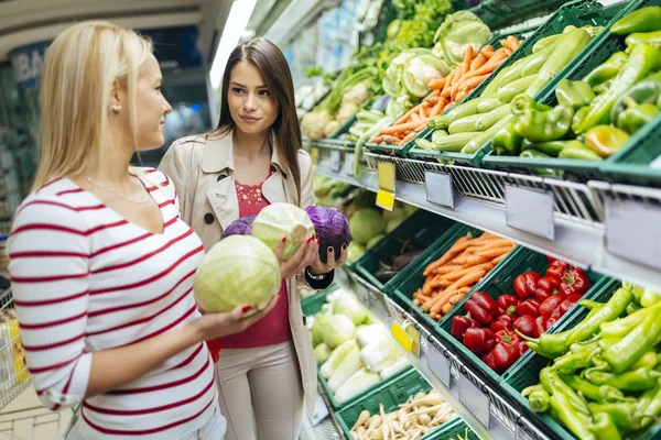 Nők vásárlás zöldségek és gyümölcsök — Stock Fotó