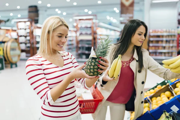 Frauen kaufen Gemüse und Obst ein — Stockfoto