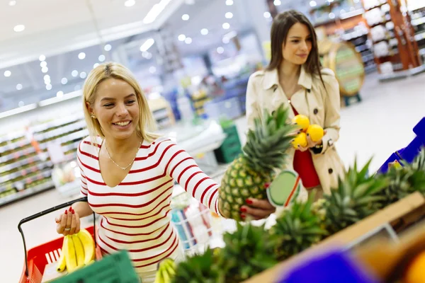 Frauen kaufen Gemüse und Obst ein — Stockfoto