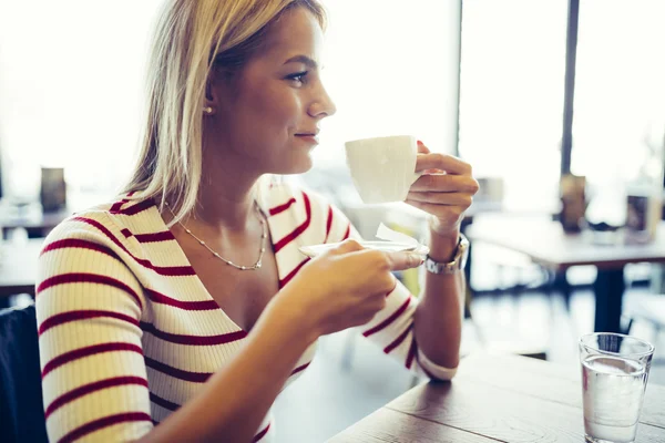 Krásná žena pije kávu — Stock fotografie