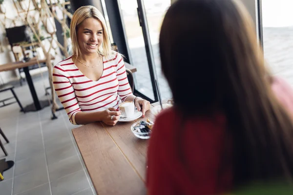 Donne che bevono caffè e spettegolano — Foto Stock