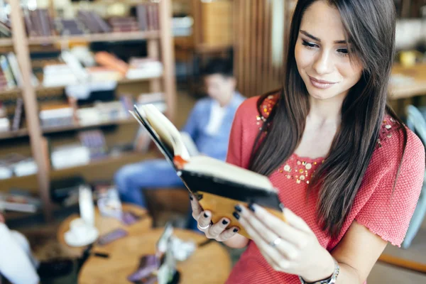 Mooie vrouw die boek leest — Stockfoto