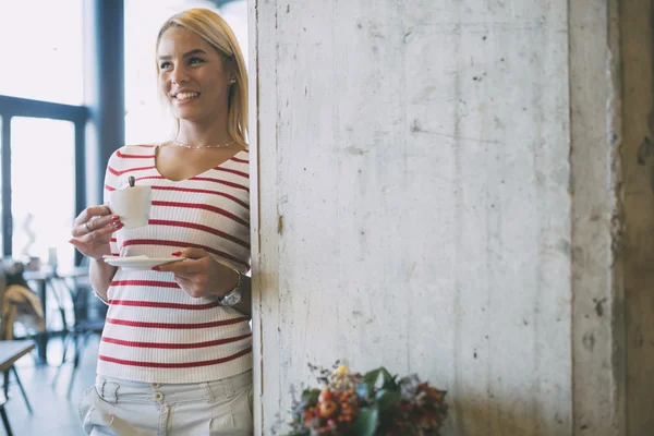 Hermosa mujer bebiendo café — Foto de Stock