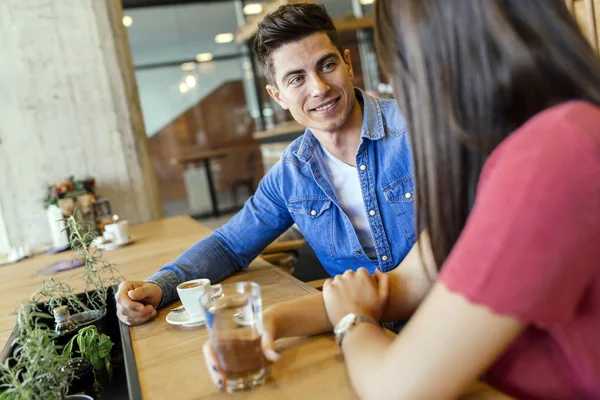 Feliz jovem casal no restaurante — Fotografia de Stock