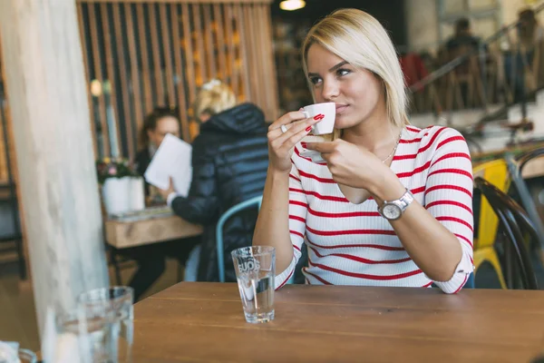 Piękna kobieta pijąca kawę w kawiarni — Zdjęcie stockowe