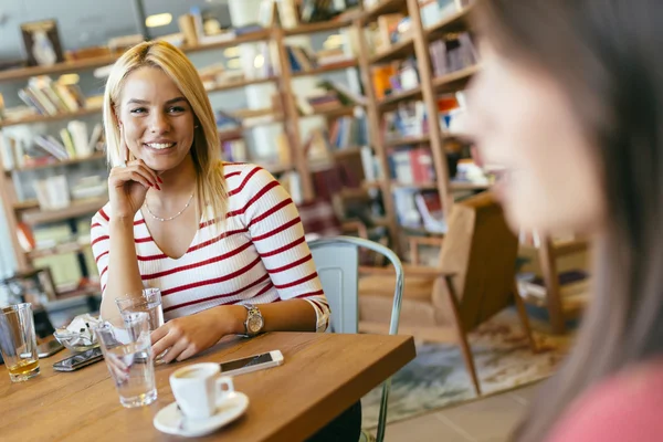 Amigos chismorreando y charlando en la cafetería —  Fotos de Stock