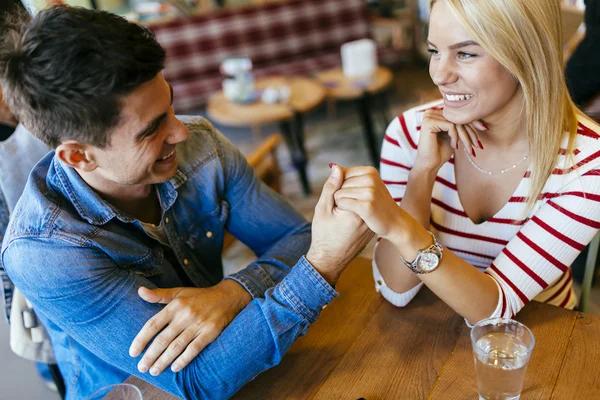 Piękna para zakochanych flirtu w kawiarni — Zdjęcie stockowe