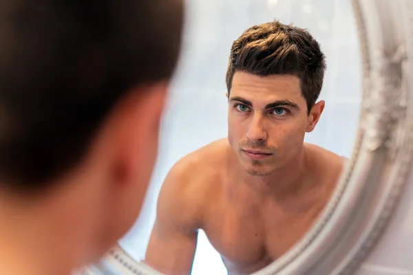 Красивый мужчина в зеркале — стоковое фото