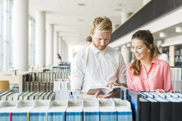 Zwei Studenten lesen und lernen in der Bibliothek — Stockfoto