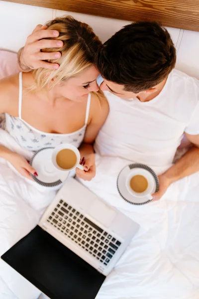 Couple boire le café du matin au lit — Photo