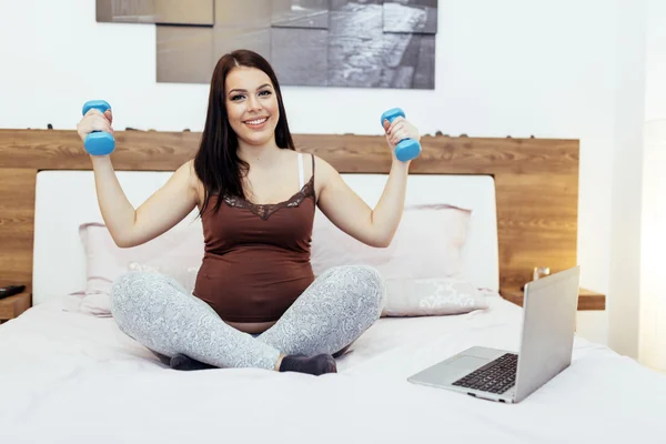 Wanita hamil cantik berolahraga di rumah — Stok Foto