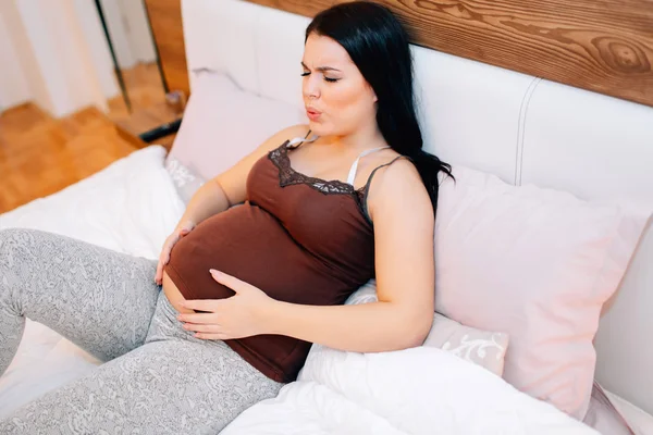 Painful expression on pregnant woman face — Stock Photo, Image