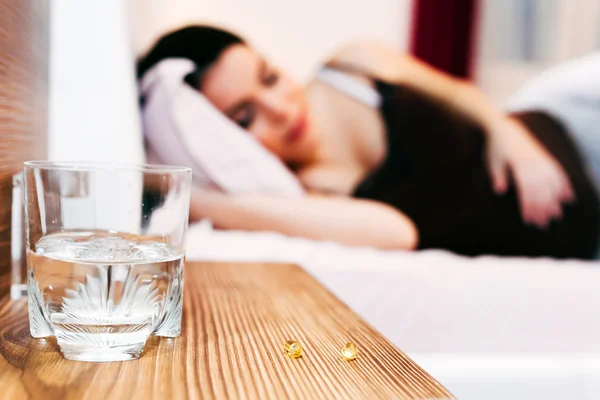 Mujer embarazada descansando en la cama — Foto de Stock