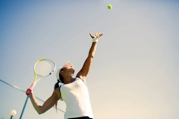 Hermosa jugadora de tenis sirviendo Imagen De Stock