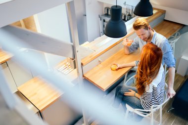 Güzel çift evde konuşmak