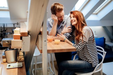 Kaç ev gülümseyen konuşurken aşk içinde