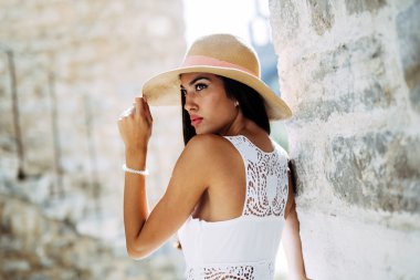 Yaz aylarında poz güzel kadın