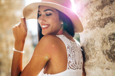 Şapkalı güzel şehvetli kadın